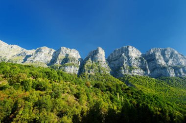 Zagori bölgesi, Kuzey Yunanistan sonbahar güneşli muhteşem dağların doğal görünümü.