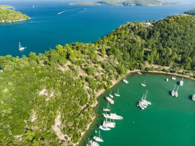 Tekneler ve yatlar bol hava görünümünü Nidri bağlantı noktasının. Sahil Lefkada Adası güneşli yaz gününde.