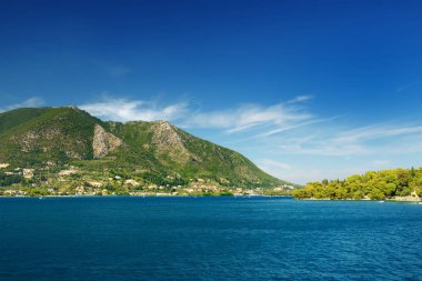 Nidri bağlantı noktası masmavi suları ile doğal görünümünü. Sahil Lefkada Adası güneşli yaz gününde.