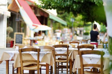 Kalavryta Merkezi şehir, trafiğe kapalı alana küçük açık restoranlarda square yakınındaki ve odontotos tren istasyonu, Yunanistan.