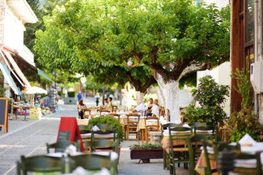 Kalavryta Merkezi şehir, trafiğe kapalı alana küçük açık restoranlarda square yakınındaki ve odontotos tren istasyonu, Yunanistan.