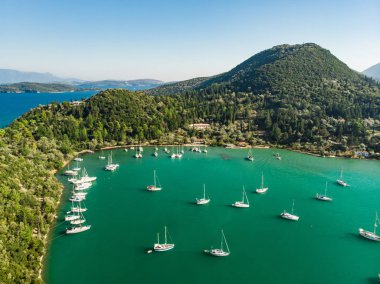 Tekneler ve yatlar bol hava görünümünü Nidri bağlantı noktasının. Sahil Lefkada Adası güneşli yaz gününde.