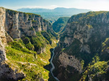 Vikos Dağı Tymfi, dünyanın en derin boğaz Güney eteklerinde yalan Gorge, bir geçit Pindus Dağları Kuzey Yunanistan,.