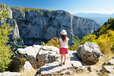 Sevimli genç kız Vikos Gorge, bir geçit Pindus Dağları Kuzey Yunanistan, Mount Tymfi, dünyanın en derin boğaz Güney eteklerinde yalan keşfetmek. Zagori bölgesi, Yunanistan.