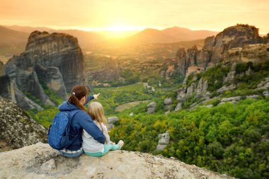 Anne ve kızı Meteora valley, bir Ortodoks manastır en büyük kompleksler barındırma Merkezi Yunanistan'da bir kaya oluşumu keşfetmek. UNESCO Dünya Mirası Sit Alanı.