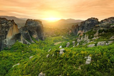 Panoramik Meteora Vadisi'nin Doğu Ortodoks manastırları, büyük doğal sütun üzerine inşa edilmiş en büyük kompleksler birini barındırma Merkezi Yunanistan'da bir kaya oluşumu.