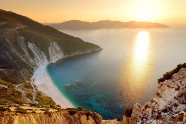Myrtos beach, en ünlü ve en güzel plaj Kefalonia, büyük bir sahil tarafından dik kayalıklarla çevrili gezinti su ve beyaz kaba kum ile havadan görünümü.