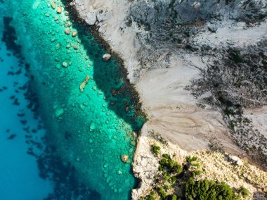 Doğal hava yukarıdan aşağıya Kefalonia pitoresk pürüzlü sahil tarafından dik kayalıklarla çevrili açık turkuaz suları ile görünümünü.