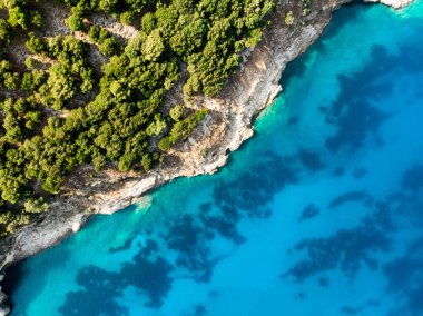 Doğal hava yukarıdan aşağıya Kefalonia pitoresk pürüzlü sahil tarafından dik kayalıklarla çevrili açık turkuaz suları ile görünümünü.