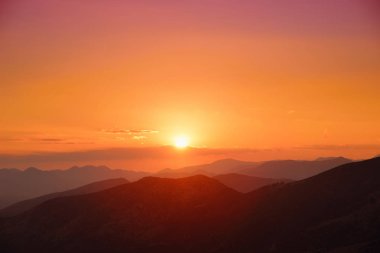 Peloponnese, Yunanistan Dağların üzerinden güzel günbatımı renkleri.