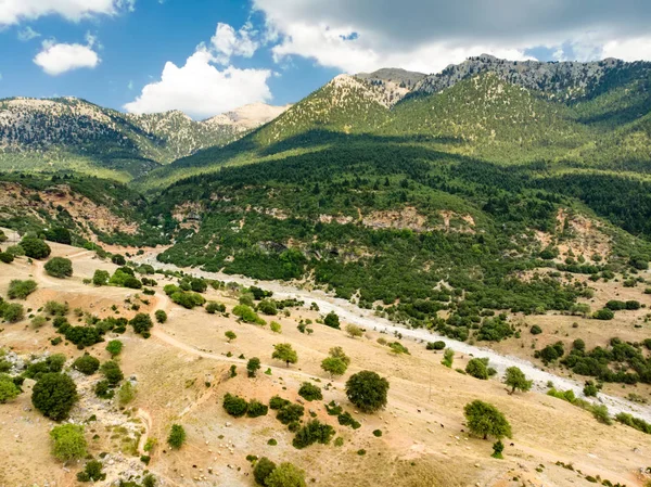 Αεροφωτογραφία του φιδίσιου δρόμου snaking ανάμεσα από βουνά Δυτική Ελλάδα. Ένα δρόμο γεμάτο ανατροπές και εκκαθάριση απότομα επάνω στο βουνό σε περιφέρεια Πελοποννήσου, Ελλάδα. — Φωτογραφία Αρχείου