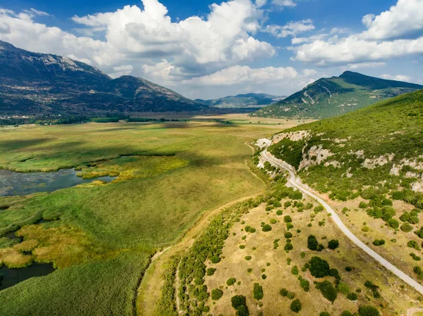 Vue aérienne du lac de Stymphalie, situé dans la partie nord-est du Péloponnèse, à Corinthe, dans le sud de la Grèce — Photo