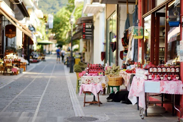 Διάφορα αγαθά που πωλούνται σε μικρά μαγαζιά στην πεζοδρομημένη περιοχή στο κέντρο των Καλαβρύτων πόλης κοντά στην πλατεία και ο οδοντωτός σιδηροδρομικό σταθμό, Ελλάδα. — Φωτογραφία Αρχείου