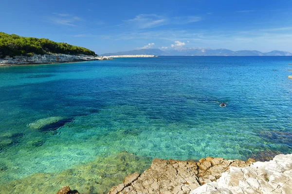 Schilderachtig uitzicht van Emplisi Beach, pittoreske stenige strand in een beschutte baai, met duidelijke wateren populair om te snorkelen. Klein keienstrand in de buurt van Fiscardo stad van Kefalonia, Griekenland. — Stockfoto