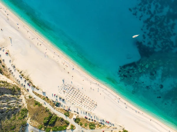 Vista aérea de arriba hacia abajo de la playa de Myrtos, la playa más famosa y hermosa de Cefalonia, una gran costa con agua turquesa y arena gruesa blanca, rodeada de acantilados empinados . — Foto de Stock