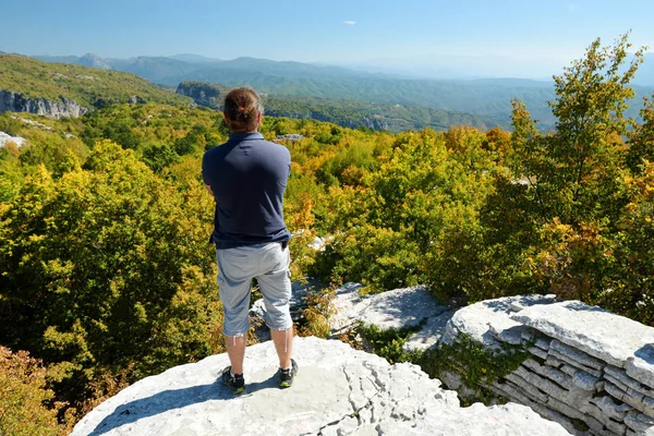 男性游客探索石林 天然岩层 由多层石头创建 位于希腊北部伊皮鲁斯地区的莫诺登德里村附近 — 图库照片