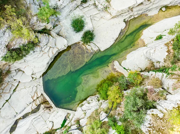 Papingo Rock medencék, más néven ovires, természetes zöld víz medence található kis sima falú gorge közelében, a falu Papingo régióban Zagori, Görögország. — Stock Fotó