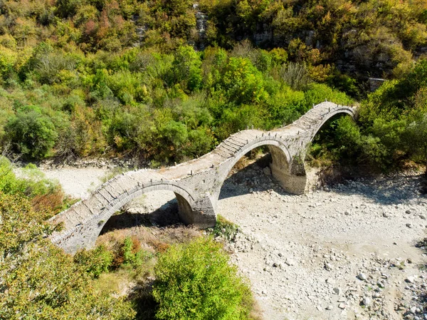 Plakidas gewölbte Steinbrücke der Region Zagori in Nordgriechenland. Ikonische Brücken wurden größtenteils im 18. und 19. Jahrhundert von einheimischen Meistern aus lokalem Stein gebaut.. — Stockfoto