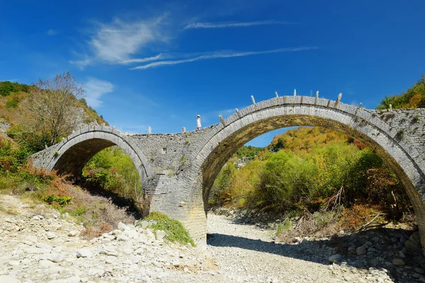Plakidas Zagori kemerli taş Köprüsü kuzey Yunanistan bölgede. İkonik köprüler çoğunlukla yerel taş kullanarak yerel ana ustalar tarafından 18 ve 19 yüzyıllarda inşa edildi. — Stok fotoğraf