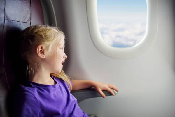 Menina Adorável Viajando Avião Criança Sentada Janela Avião Olhando Para — Fotografia de Stock