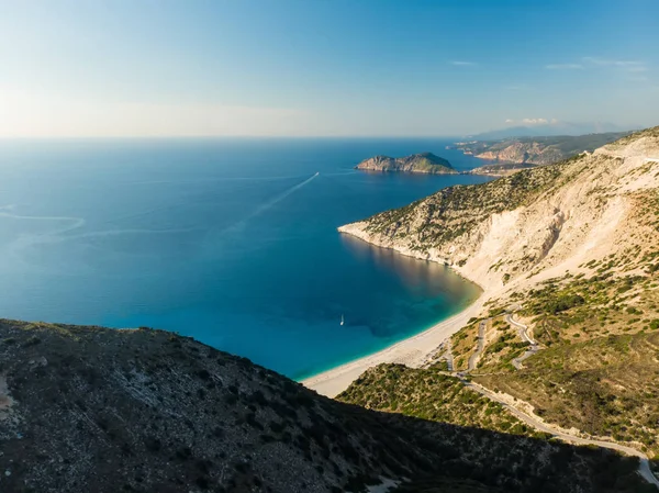 Vista aerea panoramica della pittoresca costa frastagliata di Cefalonia con acque turchesi chiare, circondata da ripide scogliere . — Foto Stock