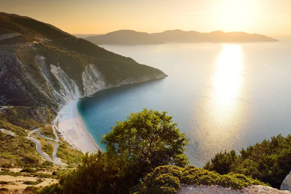 Widok z lotu ptaka Myrtos beach, najbardziej znanych i pięknych plaży Kefalonia, duży wybrzeża z turqoise wodą i białym piasku, otoczony przez strome klify. — Zdjęcie stockowe