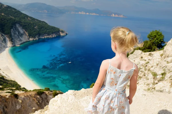 Liten Flicka Njuter Utsikten Över Pittoreska Taggiga Kusten Kefalonia Med — Stockfoto