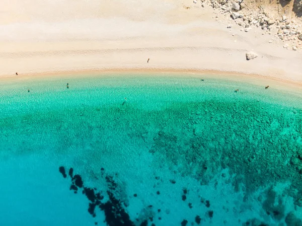 Vista aérea de arriba hacia abajo de la playa de Myrtos, la playa más famosa y hermosa de Cefalonia, una gran costa con agua turquesa y arena gruesa blanca, rodeada de acantilados empinados . — Foto de Stock