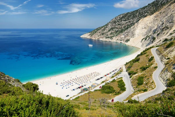 Widok z lotu ptaka Myrtos beach, najbardziej znanych i pięknych plaży Kefalonia, duży wybrzeża z turqoise wodą i białym piasku, otoczony przez strome klify. — Zdjęcie stockowe