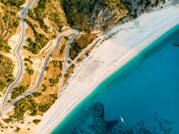 Luftaufnahme vom Myrtos-Strand, dem berühmtesten und schönsten Strand von kefalonia, einer großen Küste mit türkisfarbenem Wasser und weißem, grobem Sand, umgeben von steilen Klippen. — Stockfoto