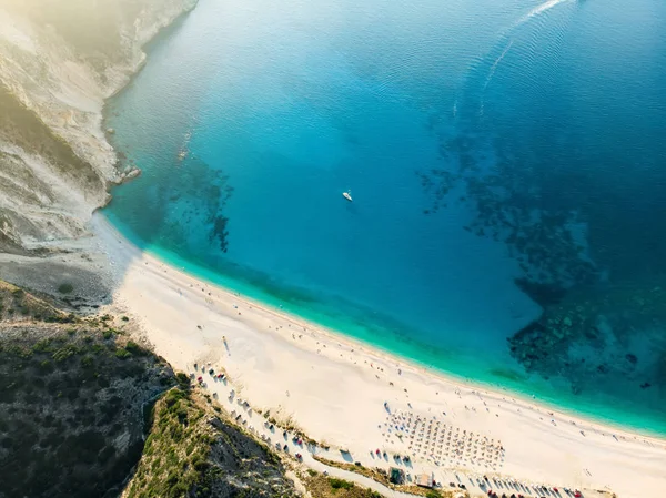 Εναέρια πάνω προς τα κάτω άποψη παραλία Μύρτος, την πιο διάσημη και πανέμορφη παραλία της Κεφαλονιάς, μια μεγάλη ακτή με τυρκουάζ νερά και χοντρή άμμο, περιβάλλεται από απότομους γκρεμούς. — Φωτογραφία Αρχείου