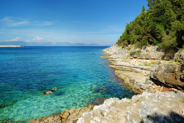 人気シュノーケ リングのように澄んだ水で、人里離れた湾の美しい石のビーチ、Emplisi ビーチの眺望。Fiscardo ケファロニア島、ギリシャの町の近くの小さな小石のビーチ. — ストック写真