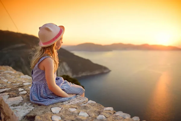 かわいい女の子夏夕日にケファロニア島の美しい海岸線の眺めを楽しんでします ケファロニア島 イオニア諸島 ギリシャ — ストック写真