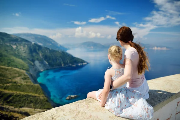 Madre Hijo Disfrutando Vista Pintoresca Costa Irregular Cefalonia Con Aguas — Foto de Stock