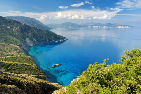 Vue aérienne panoramique du littoral pittoresque et dentelé de Céphalonie avec des eaux turquoise claires, entouré de falaises escarpées . — Photo
