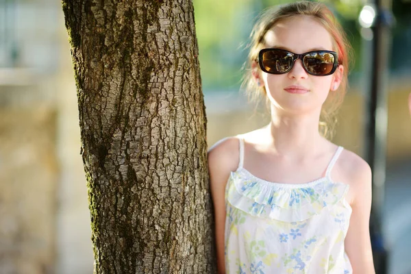 Симпатичная Молодая Девушка Развлекающаяся Свежем Воздухе Теплый Солнечный Летний День — стоковое фото