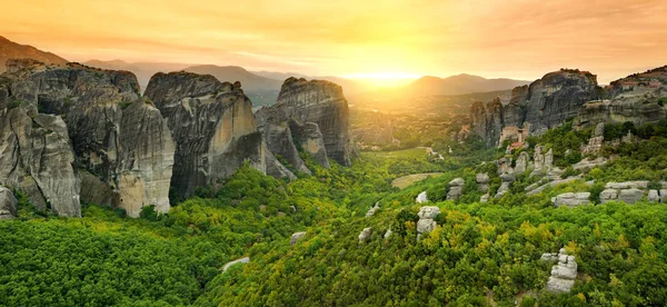 Vista panoramica sulla valle di Meteora, una formazione rocciosa nella Grecia centrale che ospita uno dei più grandi complessi di monasteri ortodossi orientali, costruito su immensi pilastri naturali . — Foto Stock