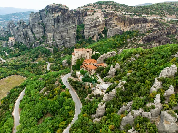 メテオラ谷、中央ギリシャの東方正教会の修道院、広大な自然の柱上に構築された最大の複合体の 1 つをホストしている岩の空撮. — ストック写真