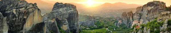 Panoramautsikt över Meteora valley, en klippformation i centrala Grekland värd en av de största östortodoxa kloster, byggd på enorma naturliga pelare. — Stockfoto