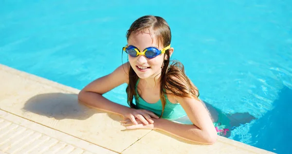 Sevimli Genç Kız Eğleniyor Açık Yüzme Havuzunda Yüzme Gözlük Takıyor — Stok fotoğraf