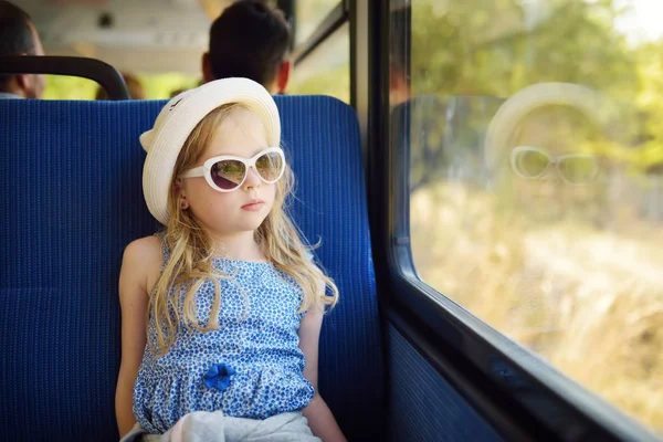 Милий Молодій Дівчині Приїжджають Поїздом Літній День Дитина Сидячи Біля — стокове фото