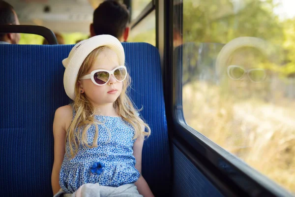 Carino Ragazza Che Viaggia Treno Giorno Estate Bambino Seduto Vicino — Foto Stock