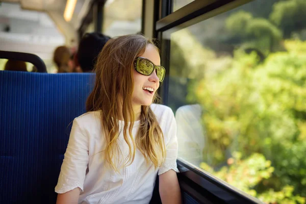 かわいい若い女の子の夏の日に電車で旅行します 子供の貨車の窓のそばに座って外を見てします ヨーロッパでは子供の家族での休暇に — ストック写真
