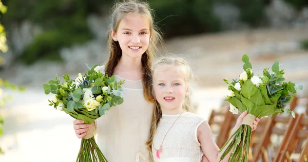 Две Очаровательные Юные Подружки Невесты Держащие Красивые Букеты Цветов После — стоковое фото