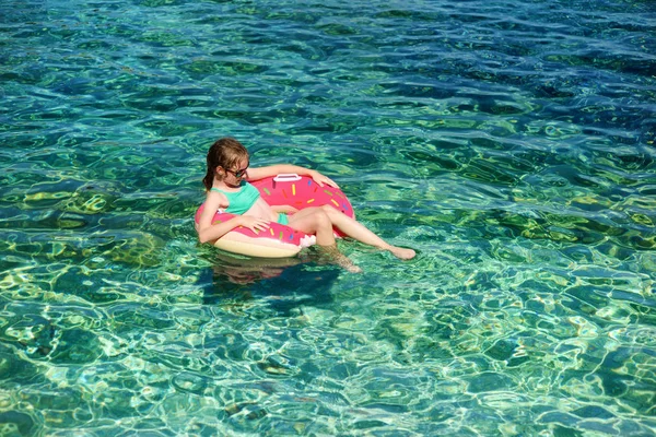 Sevimli Genç Kız Ile Oyuncak Yüzük Emplisi Beach Tenha Bir — Stok fotoğraf