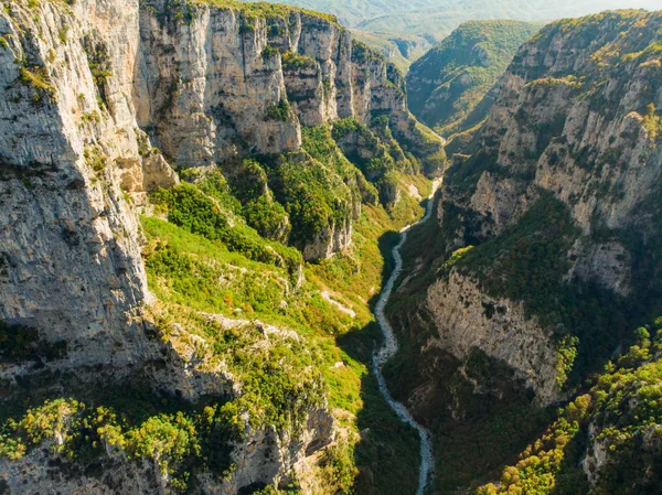 Vikos 渓谷、北ギリシャのピンドス山脈の渓谷マウント Tymfi、世界で最も深い峡谷の 1 つの南の斜面に横たわっています。. — ストック写真