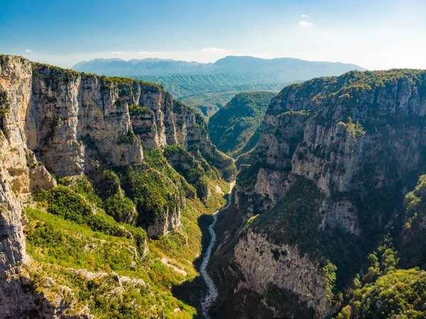 维科斯峡谷, 希腊北部平杜斯山脉的峡谷, 位于世界上最深的峡谷之一--廷菲山的南坡上. — 图库照片