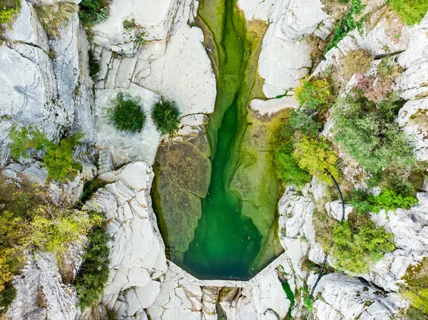 Papingo Rock medencék, más néven ovires, természetes zöld víz medence található kis sima falú gorge közelében, a falu Papingo régióban Zagori, Görögország. — Stock Fotó