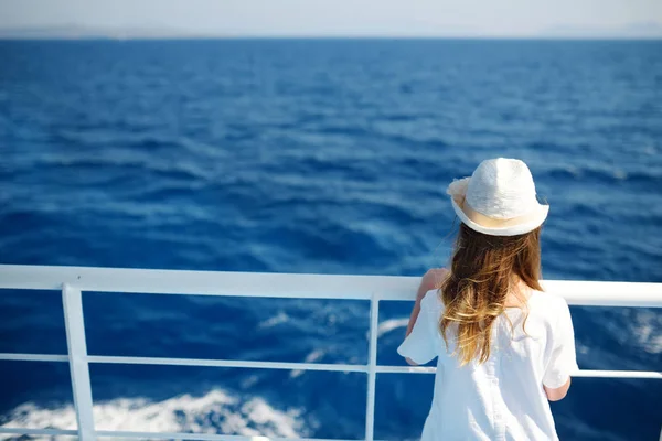 Garota Adorável Desfrutando Passeio Balsa Olhando Para Mar Azul Profundo — Fotografia de Stock