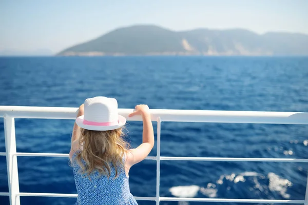 可爱的小女孩喜欢坐渡船 凝视着深蓝色的大海 孩子们在希腊的暑假过得很开心 在船上航行的孩子 — 图库照片